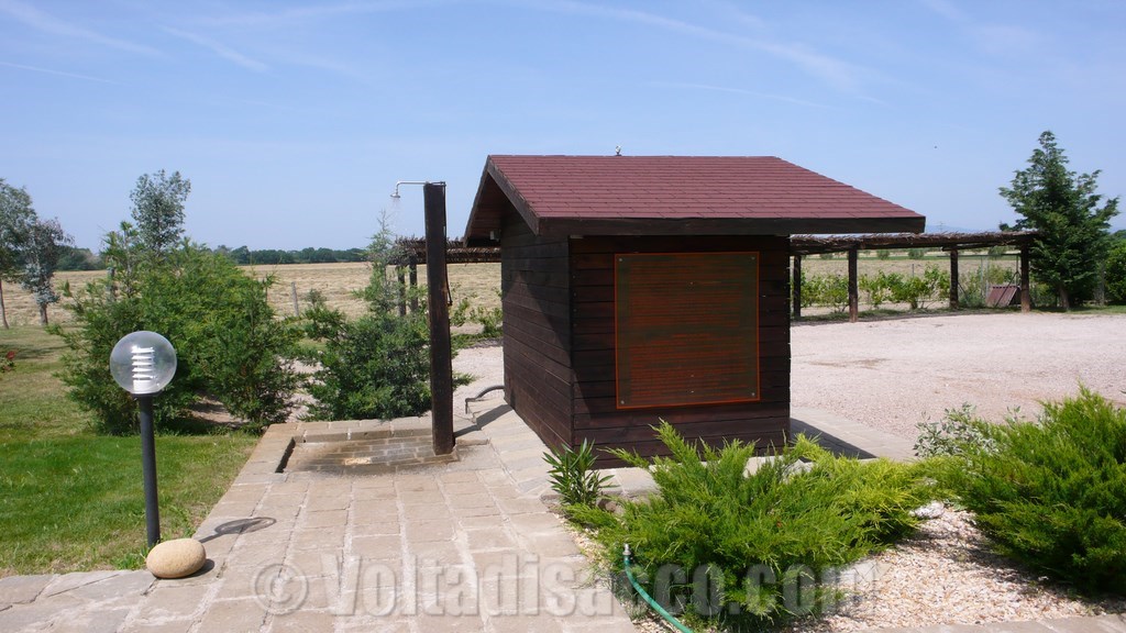 Grosseto Agriturismo Volta di Sacco - la doccia in piscina