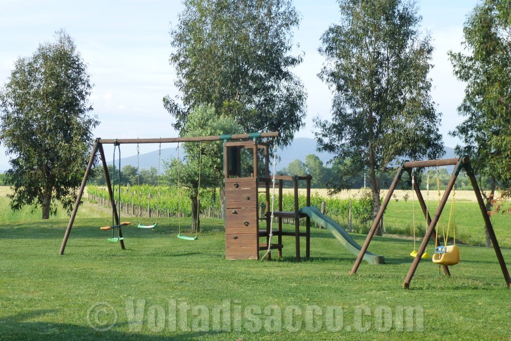 Grosseto Agriturismo Volta di Sacco - i giochi per bambini in legno